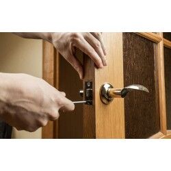 أفضل خدمات تركيب أبواب خشبية في عجمان