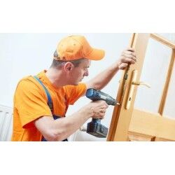 صيانة الأبواب والنوافذ الخشبية في أم القيوين